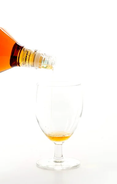 白色背景上的浇注威士忌 — 图库照片