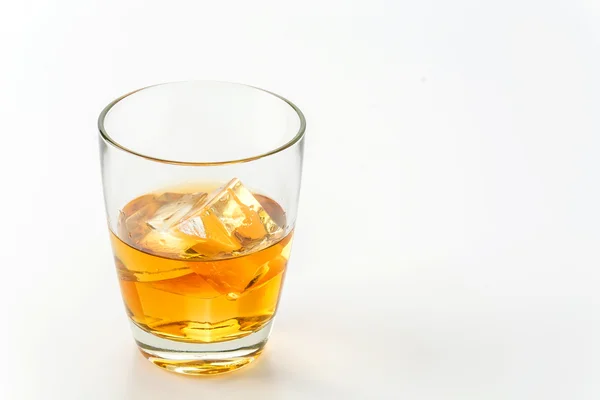 Wisky γυαλί, σε λευκό φόντο — Φωτογραφία Αρχείου