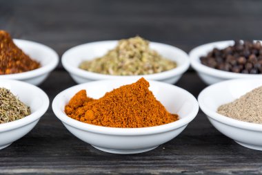 Baharat ve otlar kase.  