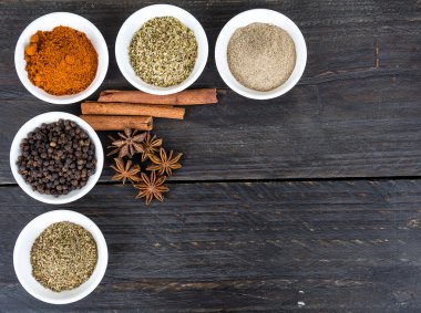 Baharat ve otlar kase.  