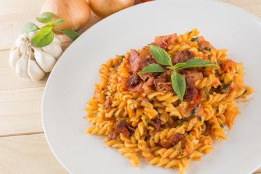 Ahşap arka planda makarna