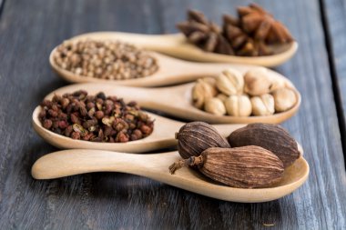 Baharat ve otlar kase.  