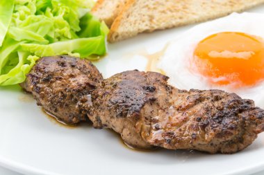 Beyaz tabakta domuz eti.