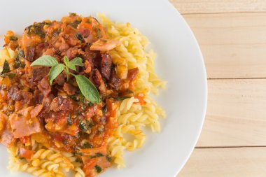 Ahşap arka planda makarna