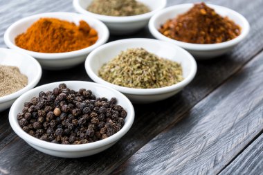 Baharat ve otlar kase.  