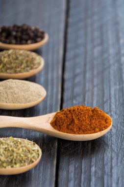 Baharat ve otlar kase.  