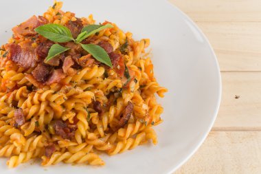 Ahşap arka planda makarna