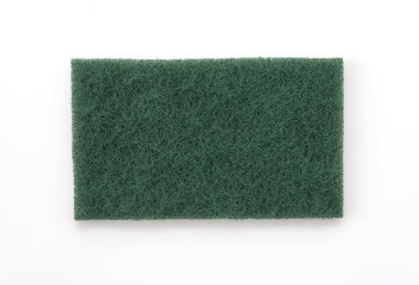 Beyaz arka plan üzerinde bulaşık süngeri