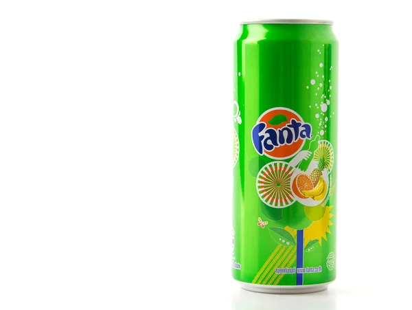 Bangkok Thailand burkar 6 Aug 2015, grön läsk Fanta på vit baksida — Stockfoto