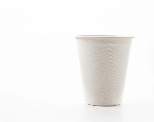 Бумажная чашка на белом фоне — стоковое фото