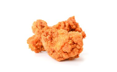 Beyaz arka planda kızarmış tavuk