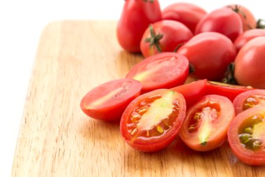 Beyaz arka planda kiraz domatesleri