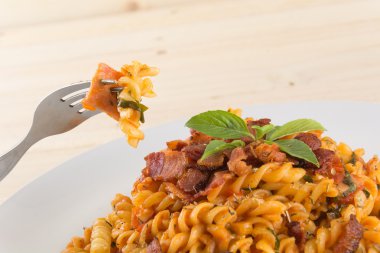 Ahşap arka planda makarna