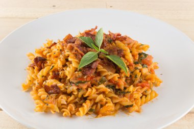 Ahşap arka planda makarna