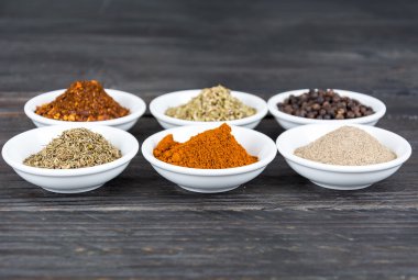 Baharat ve otlar kase.  