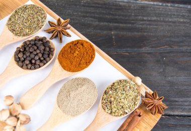 Baharat ve otlar kase.  