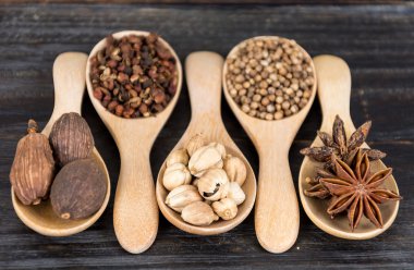 Baharat ve otlar kase.  