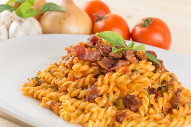 Ahşap arka planda makarna