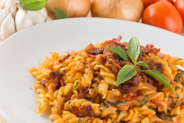 Ahşap arka planda makarna