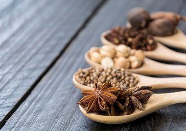 Baharat ve otlar kase.  