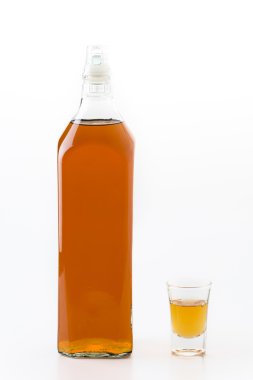 beyaz zemin üzerine koydum şişe