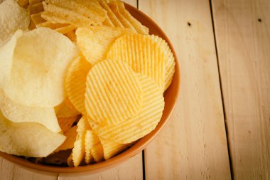 patates cipsi Wood - vintage film filtresi ile yumuşak odak