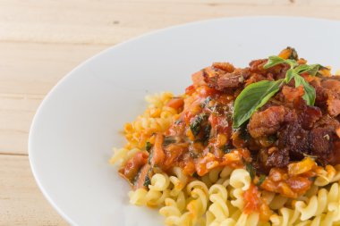 Ahşap arka planda makarna