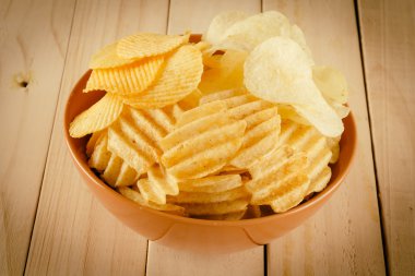 patates cipsi Wood - vintage film filtresi ile yumuşak odak