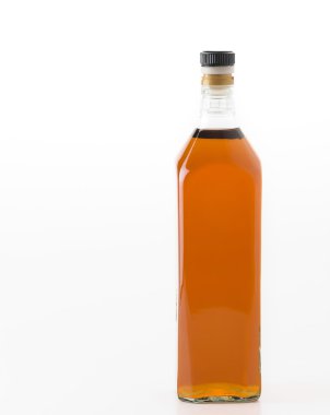 beyaz zemin üzerine koydum şişe