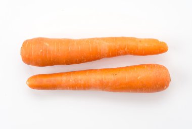 Beyaz arka planda taze havuç