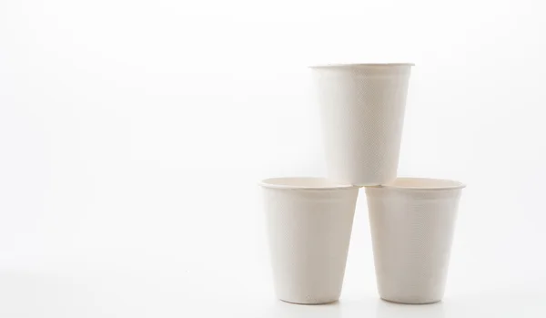 Tasse en papier sur fond blanc — Photo