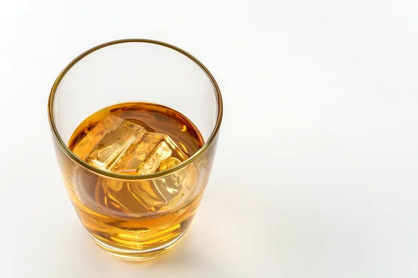 Wisky γυαλί, σε λευκό φόντο — Φωτογραφία Αρχείου