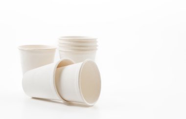 Beyaz arkaplanda kağıt bardak