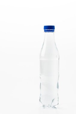 Beyaz arka planda plastik şişe