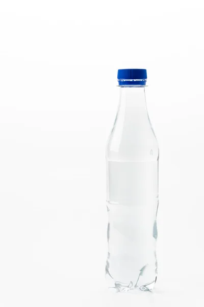 Plastikflasche auf weißem Hintergrund — Stockfoto