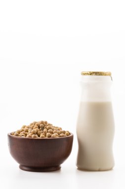 beyaz arkaplanda soya sütü