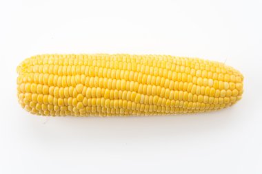 Beyaz arkaplanda taze mısır