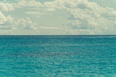 Mavi gökyüzü ve okyanus - vintage film filtre su