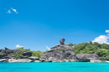 Koh Similan No.8 Adası'nın Simil yelkenli tekne Rock landmark ile