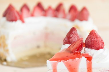 tatlı çilekli tatlı dondurma pastası.