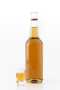 beyaz zemin üzerine koydum şişe