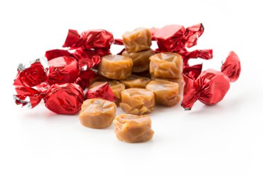 Beyaz arkaplanda karamel şekeri