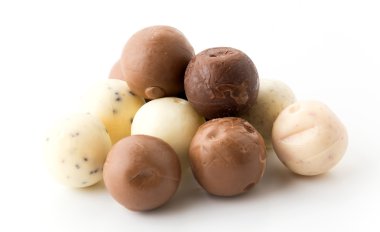 Beyaz arkaplanda çikolata topu