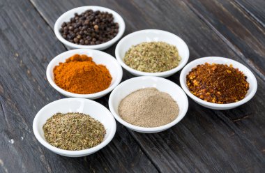 Baharat ve otlar kase.  