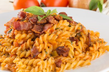 Ahşap arka planda makarna