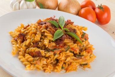 Ahşap arka planda makarna