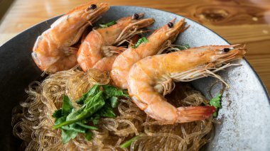 Güveçte karides, cam erişteli karides..