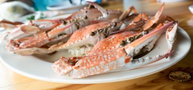 Beyaz tabakta buharda pişmiş Yengeç