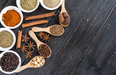 Baharat ve otlar kase.  