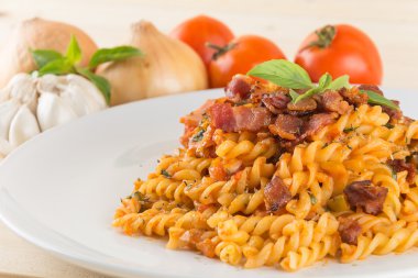 Ahşap arka planda makarna